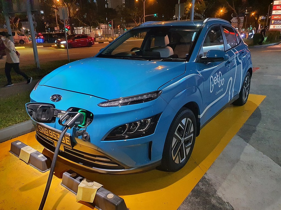 Sähköauto latautumassa kotipihalla yön aikana.
